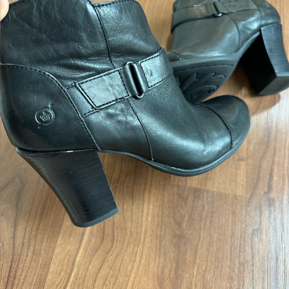 Born Black Leather Ankle Boots 8.5 Block Heel Buckle Zip Booties Classic Fall - Picture 5 of 5
